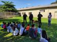 Cães da Polícia Penal realizam show para crianças de projeto social em Foz do Iguaçu