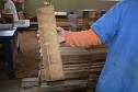 Apenados transformam madeira apreendida em piso para o Corpo de Bombeiros