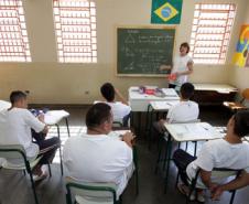 Internos da Penitenciária Estadual de Londrina estudando. Foto: Arnaldo Alves / ANPr (arquivo)