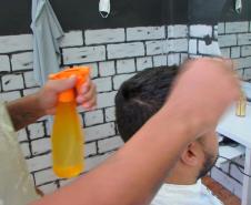 Presos da penitenciária de Cascavel participam de minicurso com barbeiro profissional