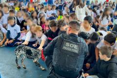Polícia Penal realiza dog show em evento sobre sobre guarda responsável de animais em escola municipal